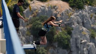 Bungee jumping, atrakcija sa Šibenskoga mosta privlači mnoge domaće i strane turiste