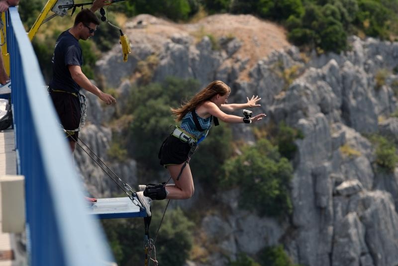 Bungee jumping, atrakcija sa Šibenskoga mosta privlači mnoge domaće i strane turiste