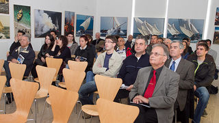 U Muzeju antičkog stakla otvorena je izložba fotografija ”Rota palagruzona” autora Ive Pervana i predavanje ”Falkuša – od Palagruže do Atlantika” profesora Joška Božanića, foto: Leo Banić U Muzeju antičkog stakla otvorena je izložba fotografija ”Rota palagruzona” autora Ive Pervana i predavanje ”Falkuša – od Palagruže do Atlantika” profesora Joška Božanića, foto: Leo Banić