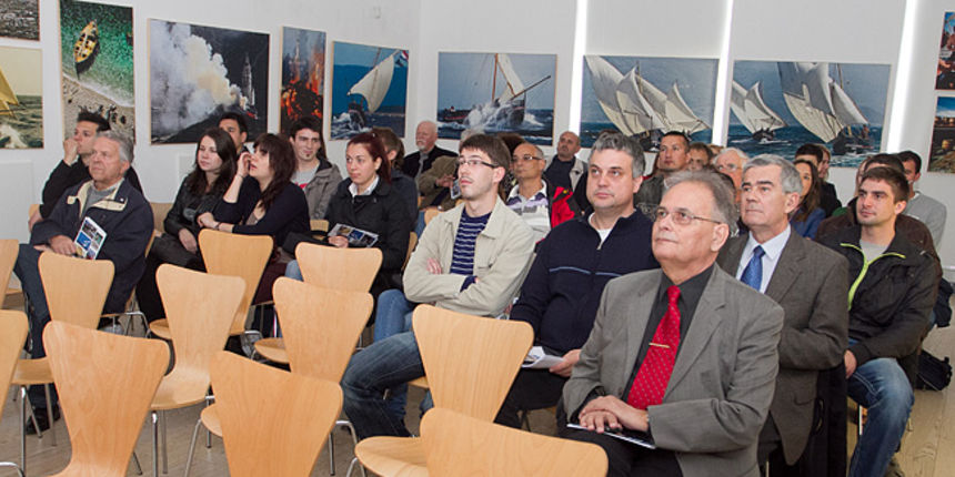 U Muzeju antičkog stakla otvorena je izložba fotografija ”Rota palagruzona” autora Ive Pervana i predavanje ”Falkuša – od Palagruže do Atlantika” profesora Joška Božanića, foto: Leo Banić