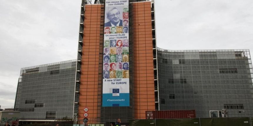 Bruxelles, Belgija – Prvog radnog dana novog saziva Europske komisije pod predsjedanjem Jean-Claude Junckera na zgradi u Bruxellesu osvanula je divovska reklama s licima svih clanova Junckerove komisije, ukljucujuci i europskog povjerenika za medjunarodnu