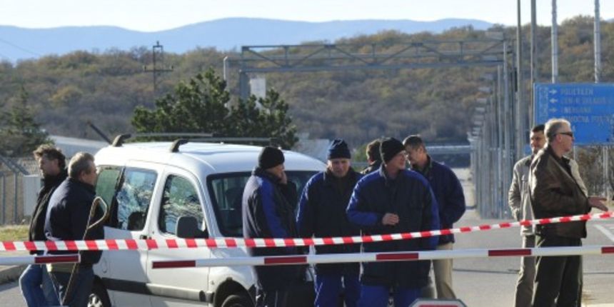 Radnici Dine opet blokirali ulaz u tvrtku: pustili samo Talijane zainteresirane za suradnju, foto: novilist Radnici Dine opet blokirali ulaz u tvrtku: pustili samo Talijane zainteresirane za suradnju, foto: novilist