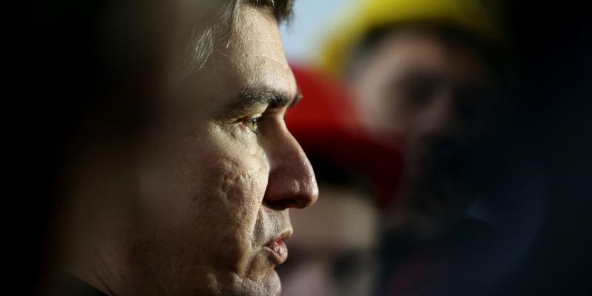 Zagreb – Tvrtka DOK-ING, premijer Zoran Milanovic posjetio tvrtku DOK-ING te s predstavnicima tvrtke obisao tvornicke hale za proizvodnju specijalne opreme i strojeva. Photo: Robert Anic/PIXSELL Zagreb – Tvrtka DOK-ING, premijer Zoran Milanovic posjetio tvrtku DOK-ING te s predstavnicima tvrtke obisao tvornicke hale za proizvodnju specijalne opreme i strojeva. Photo: Robert Anic/PIXSELL