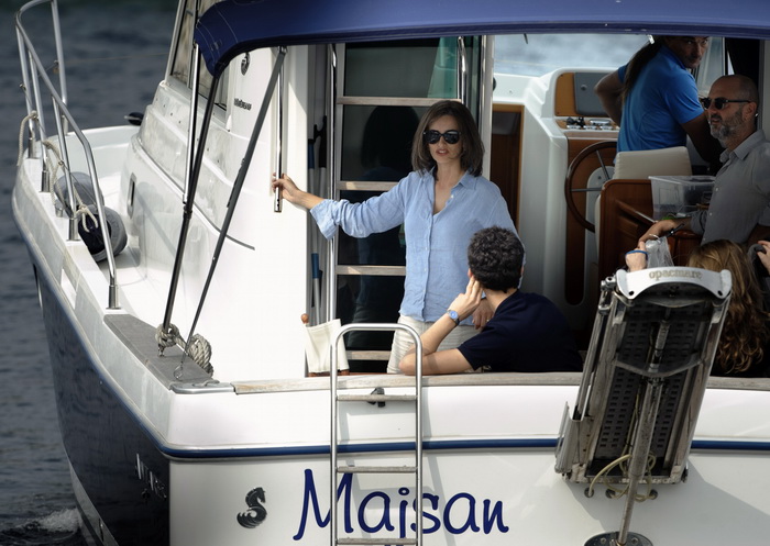 Prigradica, otok Korcula , 270911.
Glumica Penelope Cruz snimljena prilikom ukrcaja u brod Majsan marke Beneteau Antares 10,80  koji ju prebacuje na svjetionik Plocica na snimanje filma” Venuto al mondo”.
Foto: Tom Dubravec /  CROPIX