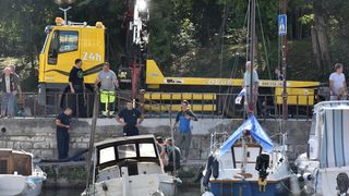 U gradskoj luci Foša u tijeku je izvlačenje potopljenih brodica