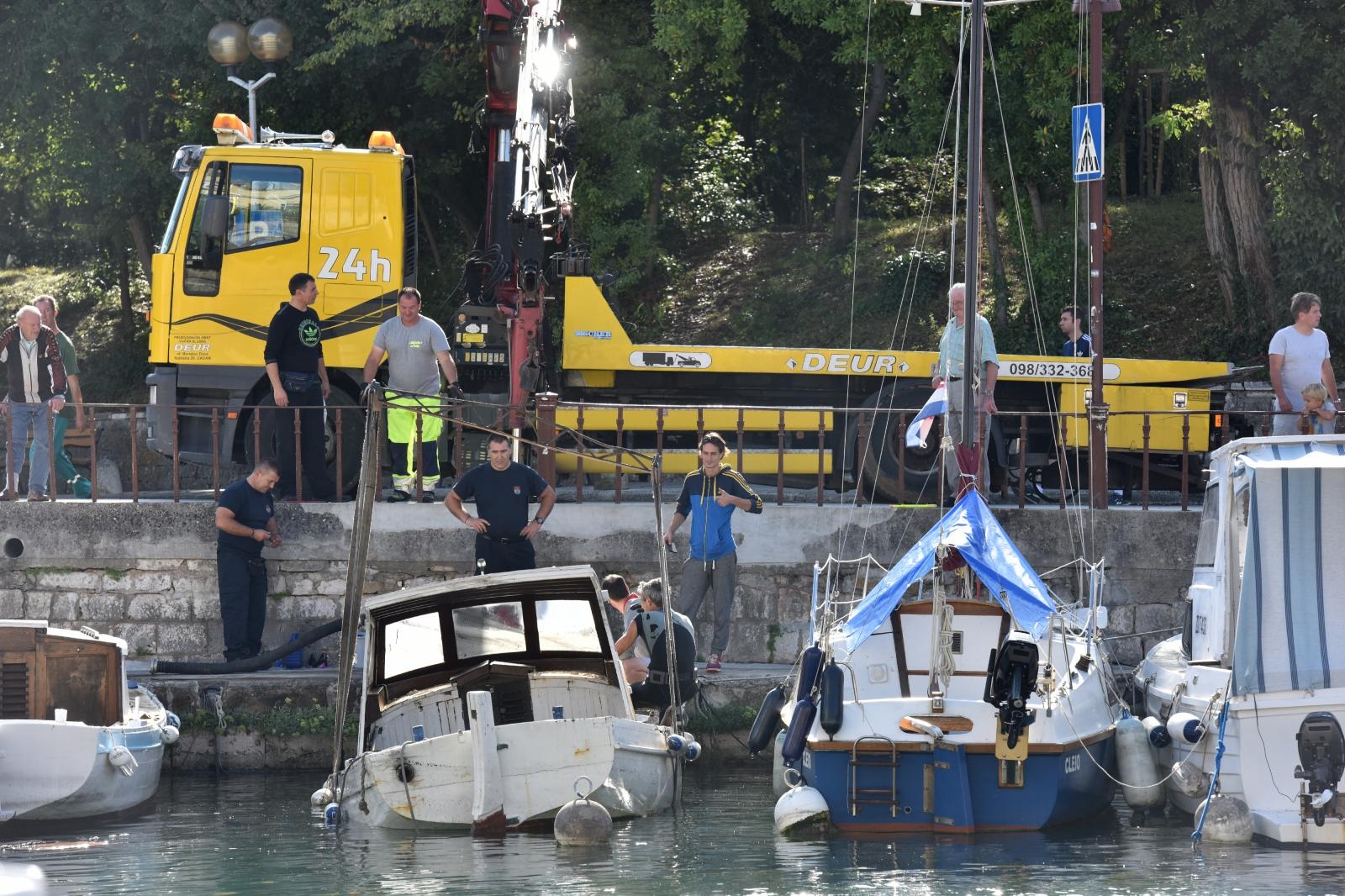U gradskoj luci Foša u tijeku je izvlačenje potopljenih brodica