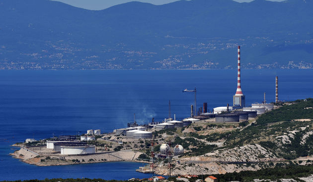 Rafinerija, INA URINJ – ILUSTRACIJA     / SNIMIO: DAMIR ŠKOMRLJ / HRELJIN , 25-06-2011