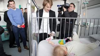 Luki Modriću u dječjoj bolnici u Klaićevoj uručena nagrada nogometaša godine, Photo: Petar Glebov/PIXSELL Luki Modriću u dječjoj bolnici u Klaićevoj uručena nagrada nogometaša godine, Photo: Petar Glebov/PIXSELL