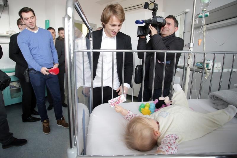 Luki Modriću u dječjoj bolnici u Klaićevoj uručena nagrada nogometaša godine, Photo: Petar Glebov/PIXSELL Luki Modriću u dječjoj bolnici u Klaićevoj uručena nagrada nogometaša godine, Photo: Petar Glebov/PIXSELL