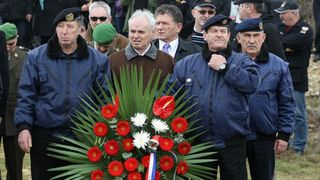 Polaganjem vijenaca na središnjem križu, u Novigradu je obilježena obljetnica pogibije članova HRM-a i Druge gardijske brigade za vrijeme akcije Maslenica. Photo: Dino Stanin/PIXSELL Polaganjem vijenaca na središnjem križu, u Novigradu je obilježena obljetnica pogibije članova HRM-a i Druge gardijske brigade za vrijeme akcije Maslenica. Photo: Dino Stanin/PIXSELL