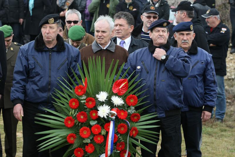 Polaganjem vijenaca na središnjem križu, u Novigradu je obilježena obljetnica pogibije članova HRM-a i Druge gardijske brigade za vrijeme akcije Maslenica. Photo: Dino Stanin/PIXSELL Polaganjem vijenaca na središnjem križu, u Novigradu je obilježena obljetnica pogibije članova HRM-a i Druge gardijske brigade za vrijeme akcije Maslenica. Photo: Dino Stanin/PIXSELL