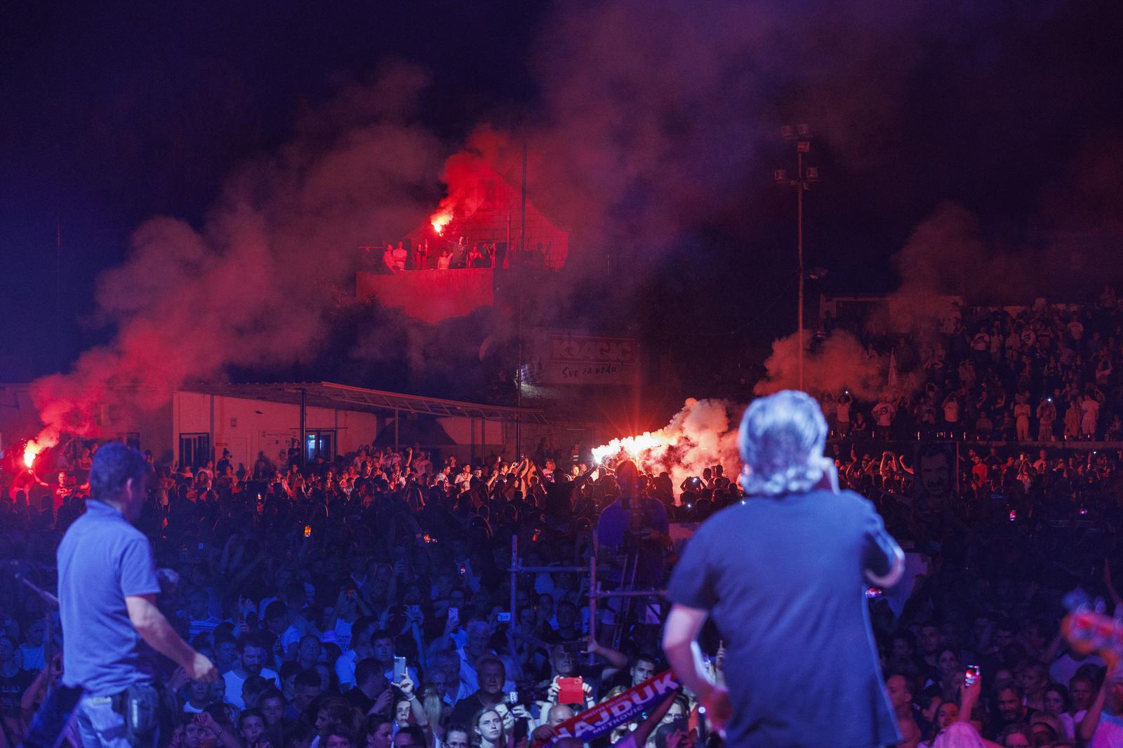 Mišo Kovač i prijatelji na Starom placu u Splitu Mišo Kovač i prijatelji na Starom placu u Splitu