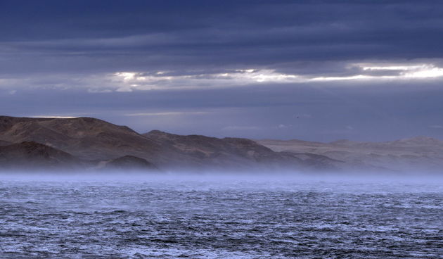 Karlobag, 071011.
Od 19.10 sati zbog bure je prekinut promet na autocesti A1 izmedju cvorova Maslenica i Gornja Ploca. 
Na slici: valovito more uslijed bure.
Foto: Jure Miskovic / CROPIX