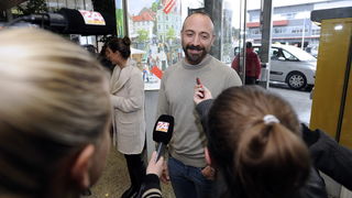 Ljubljana, 071110.
Danas je na ljubljansku zracnu luku Brnik stigao glumac Halit Ergenc poznatiji kao Onur iz sapunice 1001 noc. Stigao je avionom Turkisch airlinesa iz Istanbula.
Na slici: poznati glumac poznatiji kao Onur dao je izjave novinarima.
Foto: Ljubljana, 071110.
Danas je na ljubljansku zracnu luku Brnik stigao glumac Halit Ergenc poznatiji kao Onur iz sapunice 1001 noc. Stigao je avionom Turkisch airlinesa iz Istanbula.
Na slici: poznati glumac poznatiji kao Onur dao je izjave novinarima.
Foto: