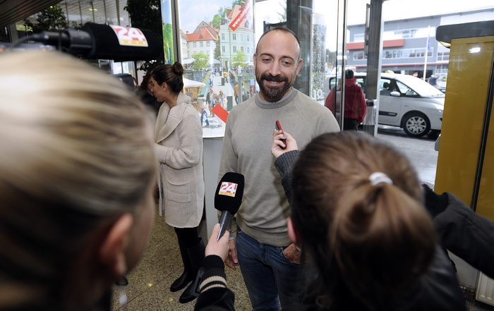 Ljubljana, 071110.
Danas je na ljubljansku zracnu luku Brnik stigao glumac Halit Ergenc poznatiji kao Onur iz sapunice 1001 noc. Stigao je avionom Turkisch airlinesa iz Istanbula.
Na slici: poznati glumac poznatiji kao Onur dao je izjave novinarima.
Foto: Ljubljana, 071110.
Danas je na ljubljansku zracnu luku Brnik stigao glumac Halit Ergenc poznatiji kao Onur iz sapunice 1001 noc. Stigao je avionom Turkisch airlinesa iz Istanbula.
Na slici: poznati glumac poznatiji kao Onur dao je izjave novinarima.
Foto: