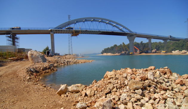 Zadar, Zdrelac, 190609.
Rekonstruirani most Zdrelac koji spaja otok Pasman i Ugljan prosao je tehnicki pregled te se za par dana ocekuje da ce cestovni promet biti u funkcij, morski ce biti privremeno pusten u promet do mjeseca rujna kada se nastavlja sa
