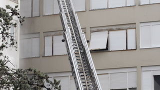 Zadar, 010311.
Jutros je izbio pozar u stanu u ulici Put Murata na Vostarnici. Za vrijeme nastanka pozara u stanu su bile dvije osobe koje su izasle neozlijedjene. Vatrogasci su na terenu, a ocevid je u tijeku.
Na slici: vatrogascima je pukla cijev tijeko