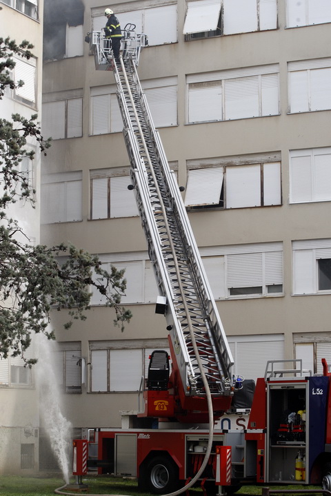 Zadar, 010311.
Jutros je izbio pozar u stanu u ulici Put Murata na Vostarnici. Za vrijeme nastanka pozara u stanu su bile dvije osobe koje su izasle neozlijedjene. Vatrogasci su na terenu, a ocevid je u tijeku.
Na slici: vatrogascima je pukla cijev tijeko