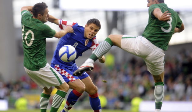 Dublin, 100811.
Aviva Arena Stadion.
Prijateljska nogometna utakmica izmedju Irske i Hrvatske.
Na slici: Ognjen Vukojevic izmedju dva irska igraca.
Foto: Drago Sopta / CROPIX