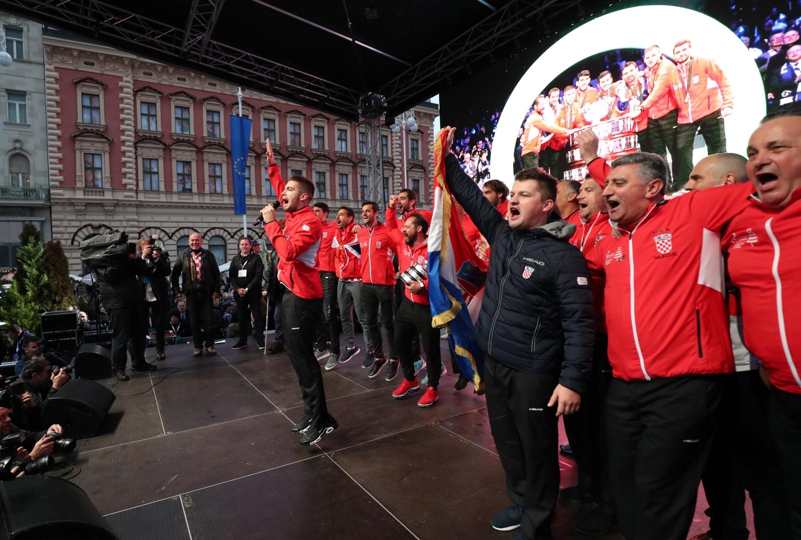 Zlatne tenisače na Trgu bana Josipa Jelačića dočekale tisuće navijača Zlatne tenisače na Trgu bana Josipa Jelačića dočekale tisuće navijača