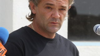 Zadar, 050910.
U Zemuniku Gornjem mjesatni su odrzali mirni prosvjed protiv Roma koji su se naselili na njihovom podrucju.
Na slici : Svetko Zupan obratio se okupljenima u ime organizatora.
Foto : Vladimir Ivanov / CROPIX