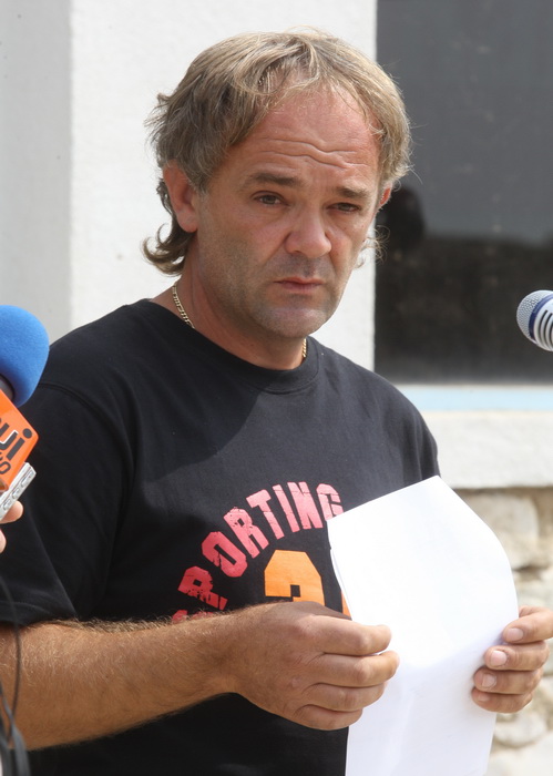 Zadar, 050910.
U Zemuniku Gornjem mjesatni su odrzali mirni prosvjed protiv Roma koji su se naselili na njihovom podrucju.
Na slici : Svetko Zupan obratio se okupljenima u ime organizatora.
Foto : Vladimir Ivanov / CROPIX