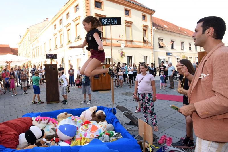 Šesti dan Špancirfesta, nastup uličnih performera Jesters Šesti dan Špancirfesta, nastup uličnih performera Jesters