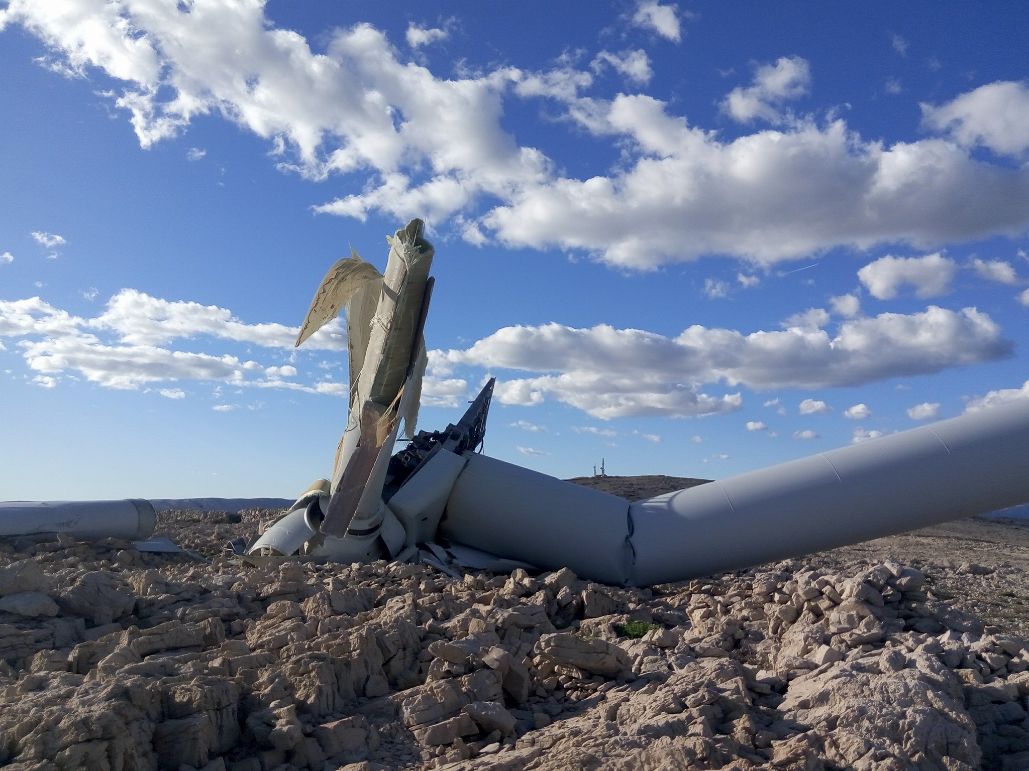 Olujna bura srušila vjetro elektranu na Pagu Olujna bura srušila vjetro elektranu na Pagu