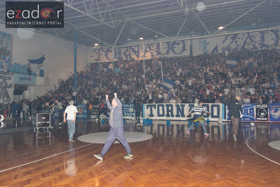 Humanitarno gledanje utakmice Zadar-Cibona (85-84) u Jazinama Humanitarno gledanje utakmice Zadar-Cibona (85-84) u Jazinama