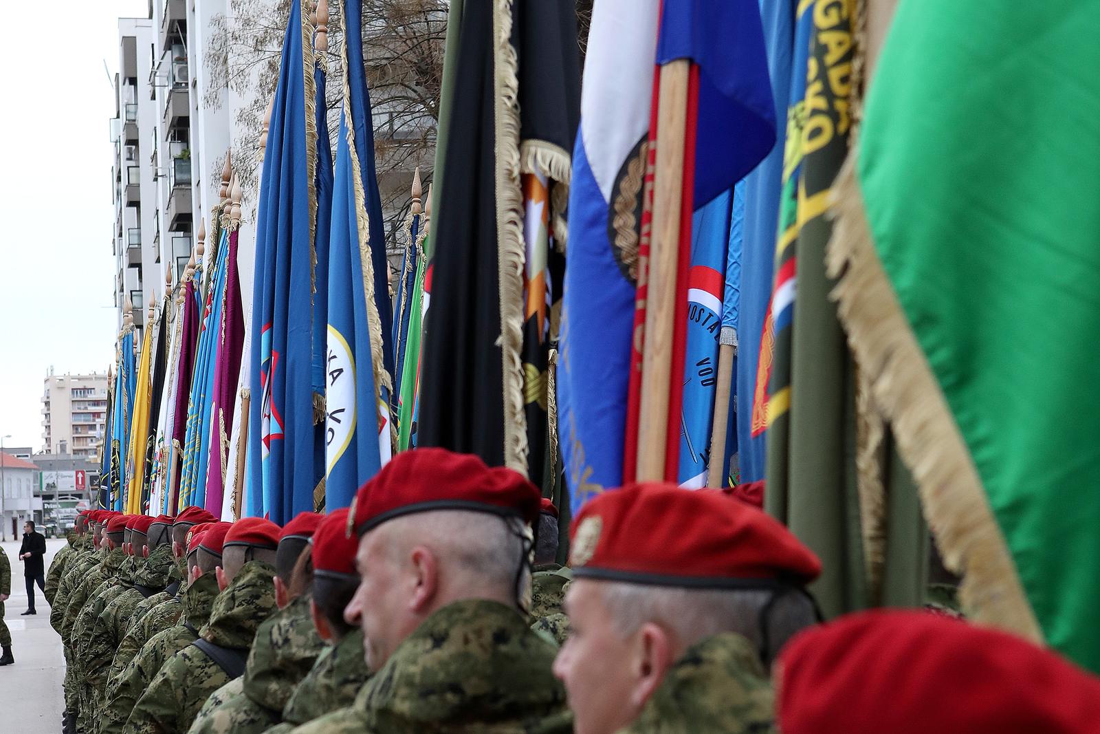 Mimohod pripadnika OSRH i MUP-a s ratnim zastavama povodom 30. obljetnice VRO Maslenica Mimohod pripadnika OSRH i MUP-a s ratnim zastavama povodom 30. obljetnice VRO Maslenica