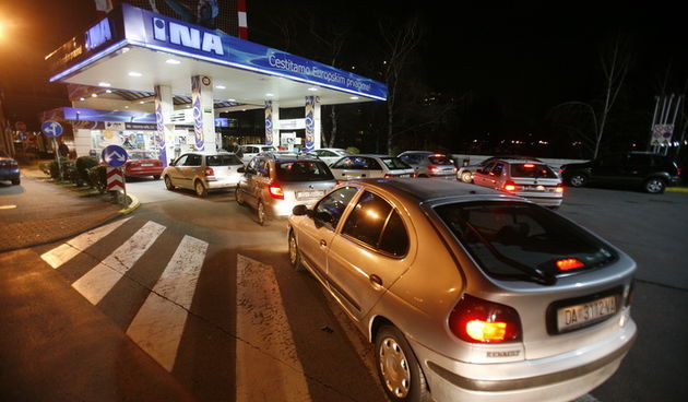 Zagreb, 240111.
Miramarska ulica.
Benzinska postaja.
Guzva na benzinskoj postaji nakon sto su gradjani culi da ce od ponoci poskupjeti benzin.
Do cak 30 lipa po litri. Cijena Eurosupera 98 opasno se priblizila 10 kuna
Foto: Goran Mehkek / Cropix