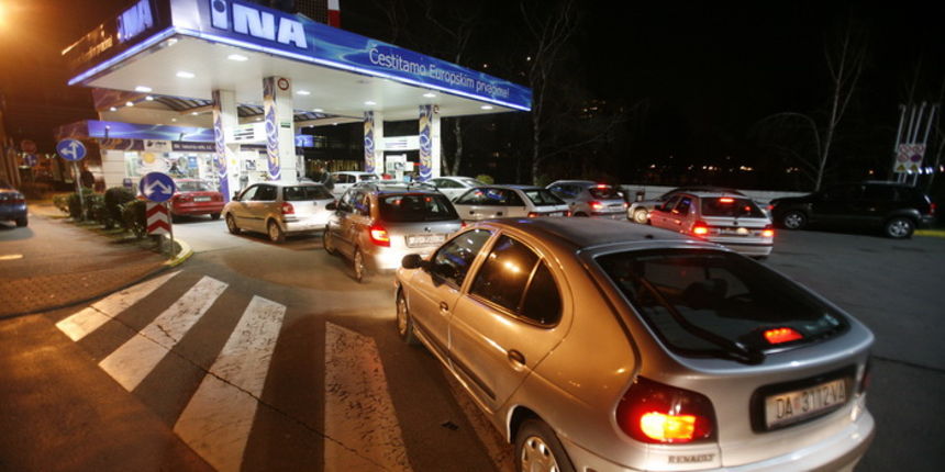 Zagreb, 240111.
Miramarska ulica.
Benzinska postaja.
Guzva na benzinskoj postaji nakon sto su gradjani culi da ce od ponoci poskupjeti benzin.
Do cak 30 lipa po litri. Cijena Eurosupera 98 opasno se priblizila 10 kuna
Foto: Goran Mehkek / Cropix
