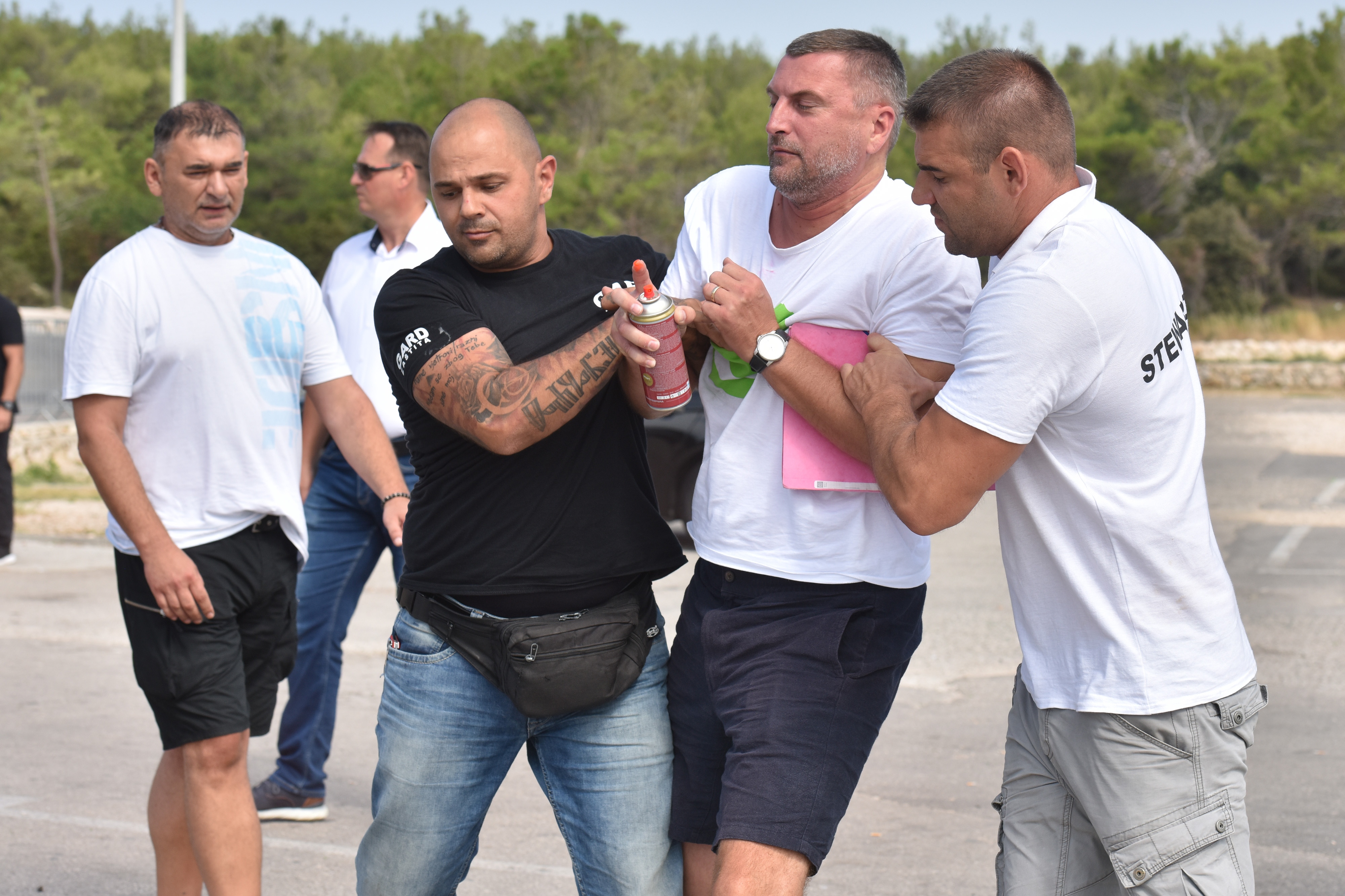 Okršaj kod Zrća: redari opet otjerali udrugu bivših ovisnika