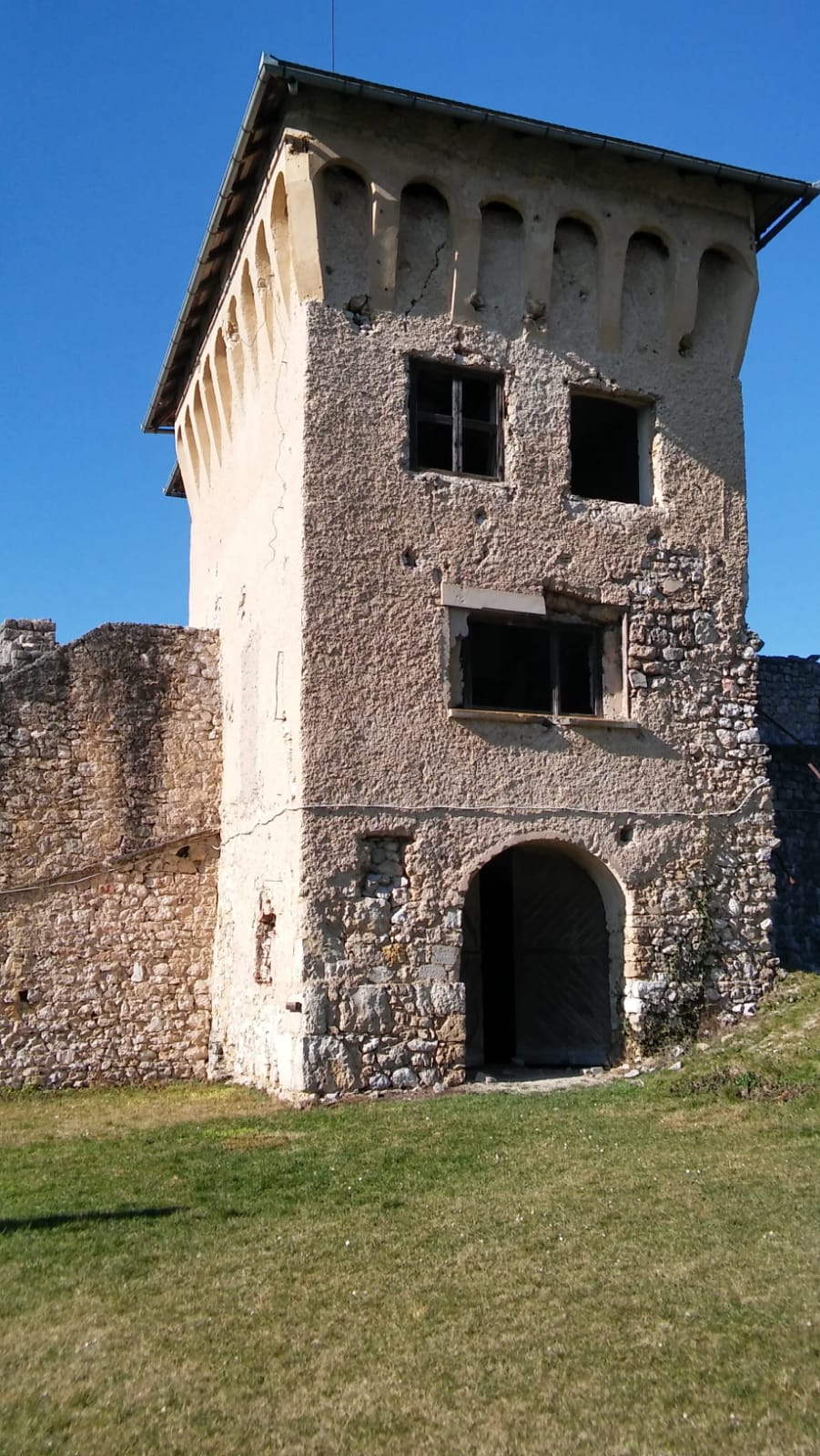 Prijepodne u Cazinu, Kostelski buk i posjet tvrđavi Ostrožac