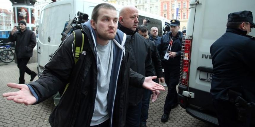 28.02.2015., Zagreb – Inicijativa Ujedinjeni protiv fasizma organizirala prosvjed koji se odrzao na Trgu bana Josipa Jelacica. Jedan od prosvjednika je priveden. Photo: Sanjin Strukic/PIXSELL 28.02.2015., Zagreb – Inicijativa Ujedinjeni protiv fasizma organizirala prosvjed koji se odrzao na Trgu bana Josipa Jelacica. Jedan od prosvjednika je priveden. Photo: Sanjin Strukic/PIXSELL