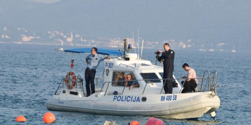 Policijski ocevid nakon pada maloga aviona u more kod Vodica. U nesreci nitko nije ozlijedjen. Photo: Hrvoje Jelavic/PIXSELL