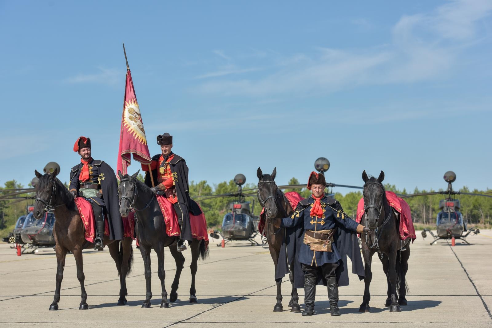 Svečanost povodom završetka obuke pilota na helikopterima OH-58D Kiowa Warrior Svečanost povodom završetka obuke pilota na helikopterima OH-58D Kiowa Warrior