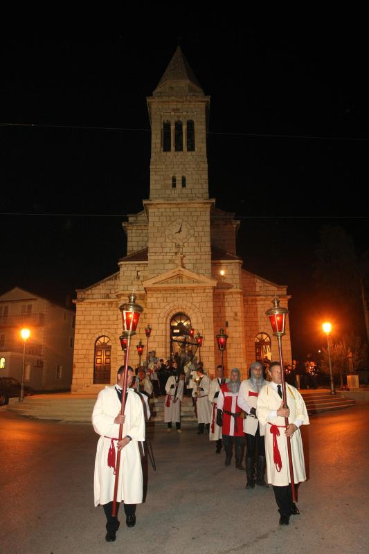 Koncertom bratovštine Presvetog oltarskog sakramenta župe Marijina Uznesenja iz Jelse na otoku Hvaru, obilježene su pjesme Velikog tjedna i procesija Za Križen, Foto: Dino Stanin/PIXSELL