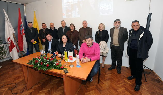 Zadar, 020413.
U prostorijama SDP-a je jutros potpisan koalicijski sporazum na zupanijskoj razini izmedju SDP-a, HSLS-a i DSU-a. Predsjednica zupanijske organizacije SDP-a Renata Sabljar Dracevac je najavljena kao kandidatkinja za poziciju zupana.
Na foto