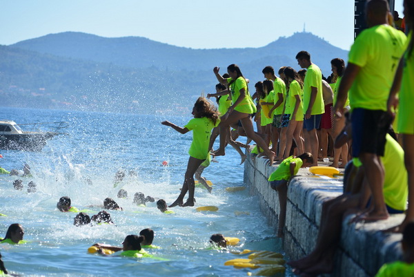 10. dm Millennium Jump na zadarskoj rivi – 3 tisuće skakača poslalo prekrasnu priču u svijet 10. dm Millennium Jump na zadarskoj rivi – 3 tisuće skakača poslalo prekrasnu priču u svijet