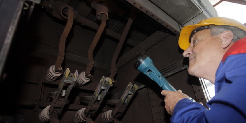 Varazdin, 060510. Varazdin je jutros na oko sat vremena ostao bez struje. Doslo je do kvara na 110 kV trafostanici, kako nesluzbeno doznajemo uzrok kvara je kratki spoj kojeg je izazvala zivotinja koja je usla u postrojenje. Radnici HEP-a brzom su interve