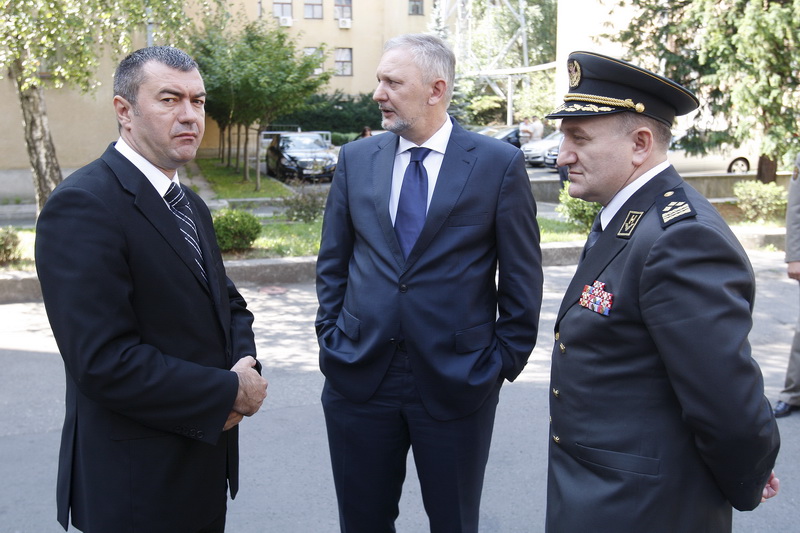 Zagreb, 020811.
Stanciceva ulica.
Ministarstvo obrane.
Podjela priznjanja i promaknuca hrvatskim casnicima povodom obiljezavanja akcije oluja.
Odlikovanja i promaknuca podjelio je predsjednik Ivo Josipovic.
Na slici: Sasa Perkovic, Davor Bozinovic, Drago
