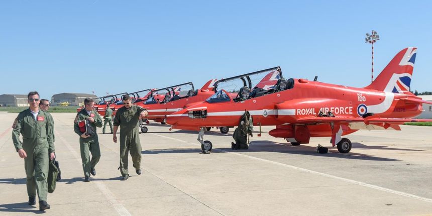 Akrobatska grupa Red Arrows u posjetu Krilima Oluje u Zemuniku Akrobatska grupa Red Arrows u posjetu Krilima Oluje u Zemuniku