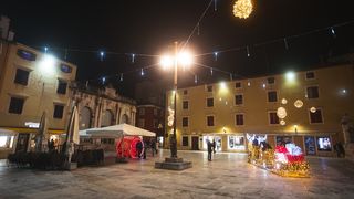 Građani na ulicama Zadra poštujući mjere dočekali 2021. godinu