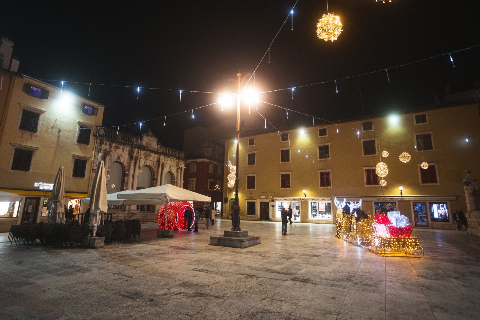 Građani na ulicama Zadra poštujući mjere dočekali 2021. godinu