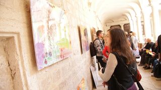 Izložba nosi naziv “Približavanje – stih i slika”, a otvara se u klaustru samostana Sv. Frane. Izložba nosi naziv “Približavanje – stih i slika”, a otvara se u klaustru samostana Sv. Frane.