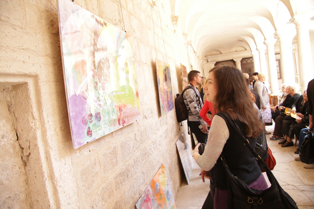 Izložba nosi naziv “Približavanje – stih i slika”, a otvara se u klaustru samostana Sv. Frane. Izložba nosi naziv “Približavanje – stih i slika”, a otvara se u klaustru samostana Sv. Frane.