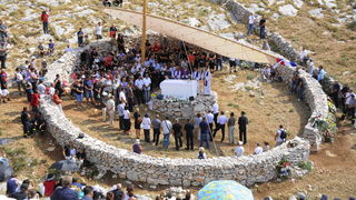 Kornat, 300811.
Obiljezavanje 4. obljetnice kornatske tragedije, u kojoj je, gaseci pozar na Kornatu 30. kolovoza 2007. godine, smrtno stradalo 12 vatrogasaca. Obitelji poginulih vatrogasaca, njihovi prijatelji te visoko izaslanstvo na otoku Kornat, u uv Kornat, 300811.
Obiljezavanje 4. obljetnice kornatske tragedije, u kojoj je, gaseci pozar na Kornatu 30. kolovoza 2007. godine, smrtno stradalo 12 vatrogasaca. Obitelji poginulih vatrogasaca, njihovi prijatelji te visoko izaslanstvo na otoku Kornat, u uv