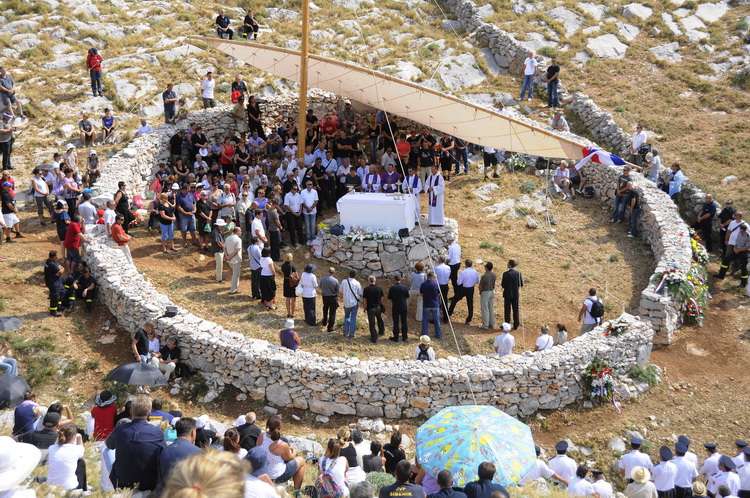 Kornat, 300811.
Obiljezavanje 4. obljetnice kornatske tragedije, u kojoj je, gaseci pozar na Kornatu 30. kolovoza 2007. godine, smrtno stradalo 12 vatrogasaca. Obitelji poginulih vatrogasaca, njihovi prijatelji te visoko izaslanstvo na otoku Kornat, u uv Kornat, 300811.
Obiljezavanje 4. obljetnice kornatske tragedije, u kojoj je, gaseci pozar na Kornatu 30. kolovoza 2007. godine, smrtno stradalo 12 vatrogasaca. Obitelji poginulih vatrogasaca, njihovi prijatelji te visoko izaslanstvo na otoku Kornat, u uv