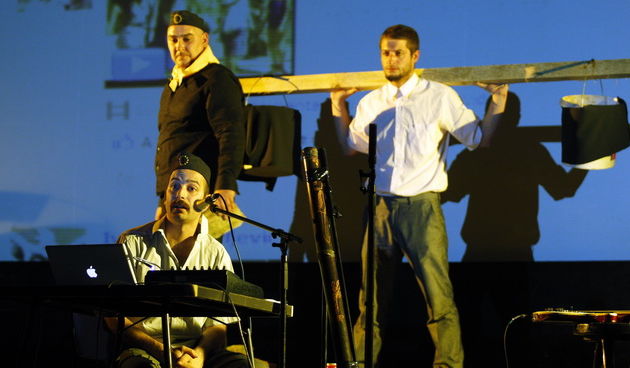 Zadar, 250510
Glazbeni performance EU Pionir u kinu Pobjeda – ironiziranje slijepe odanosti projektu ulaska u EU. Sudjelovali su Jure Aras i Boris Kadin.
Foto: Jure Miskovic / CROPIX